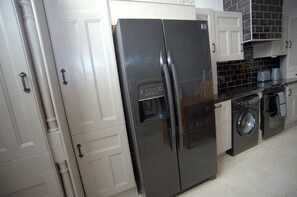 Private kitchen - Captivating 2-bed Apartment in Craigavon (Craigavon)