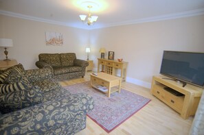 Living area - Captivating 2-bed Apartment in Craigavon (Craigavon)