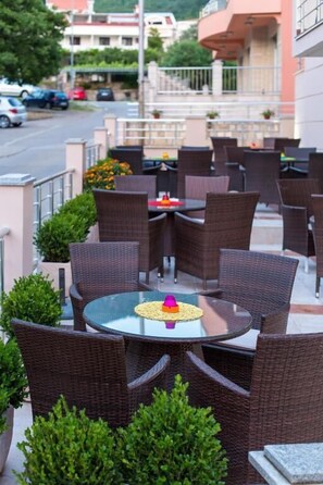 Outdoor dining - Hotel Swiss Holiday (Rafajlovici)
