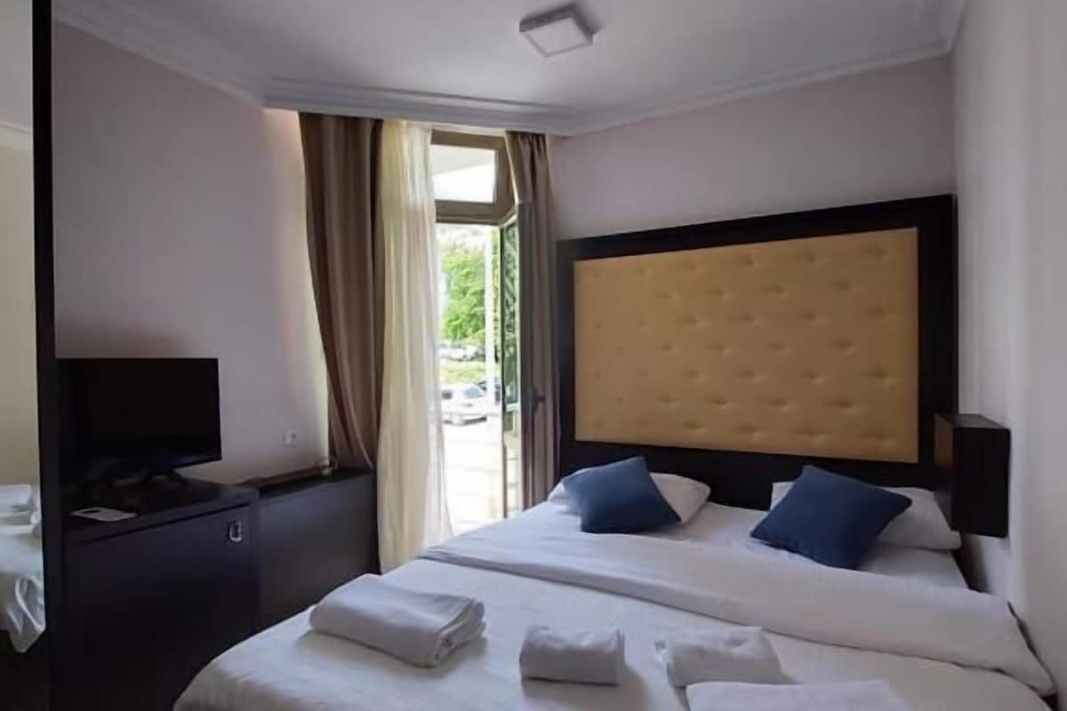 Economy Double Room | In-room safe, iron/ironing board, WiFi (free), individually decorated