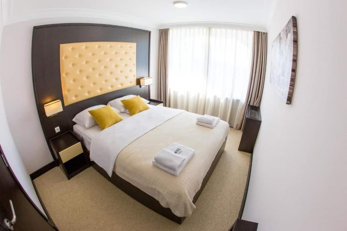 Deluxe Apartment | In-room safe, iron/ironing board, WiFi (free), individually decorated