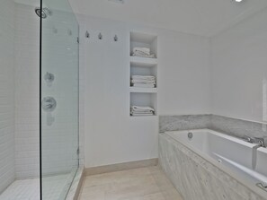 Dusche, Whirlpool, Haartrockner, Bidet