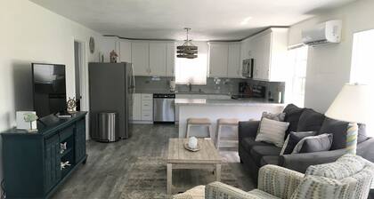 Tropical Canal-front Cottage in the Lower Florida Keys