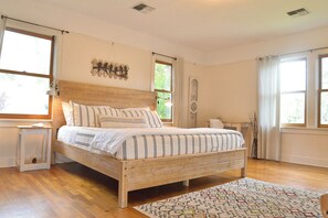 Comfort Room | Egyptian cotton sheets, premium bedding, down duvets, memory-foam beds - 250 N Adams St (Eugene)