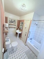 Habitación Confort | Baño | Artículos de higiene personal gratuitos, secador de pelo y toallas