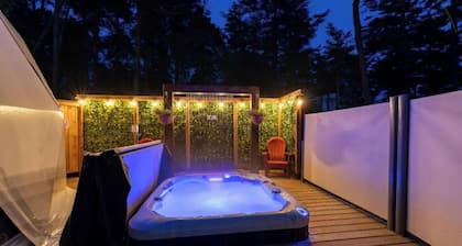 Cozy Point Retreat - Luxury, King Beds & Hot Tub