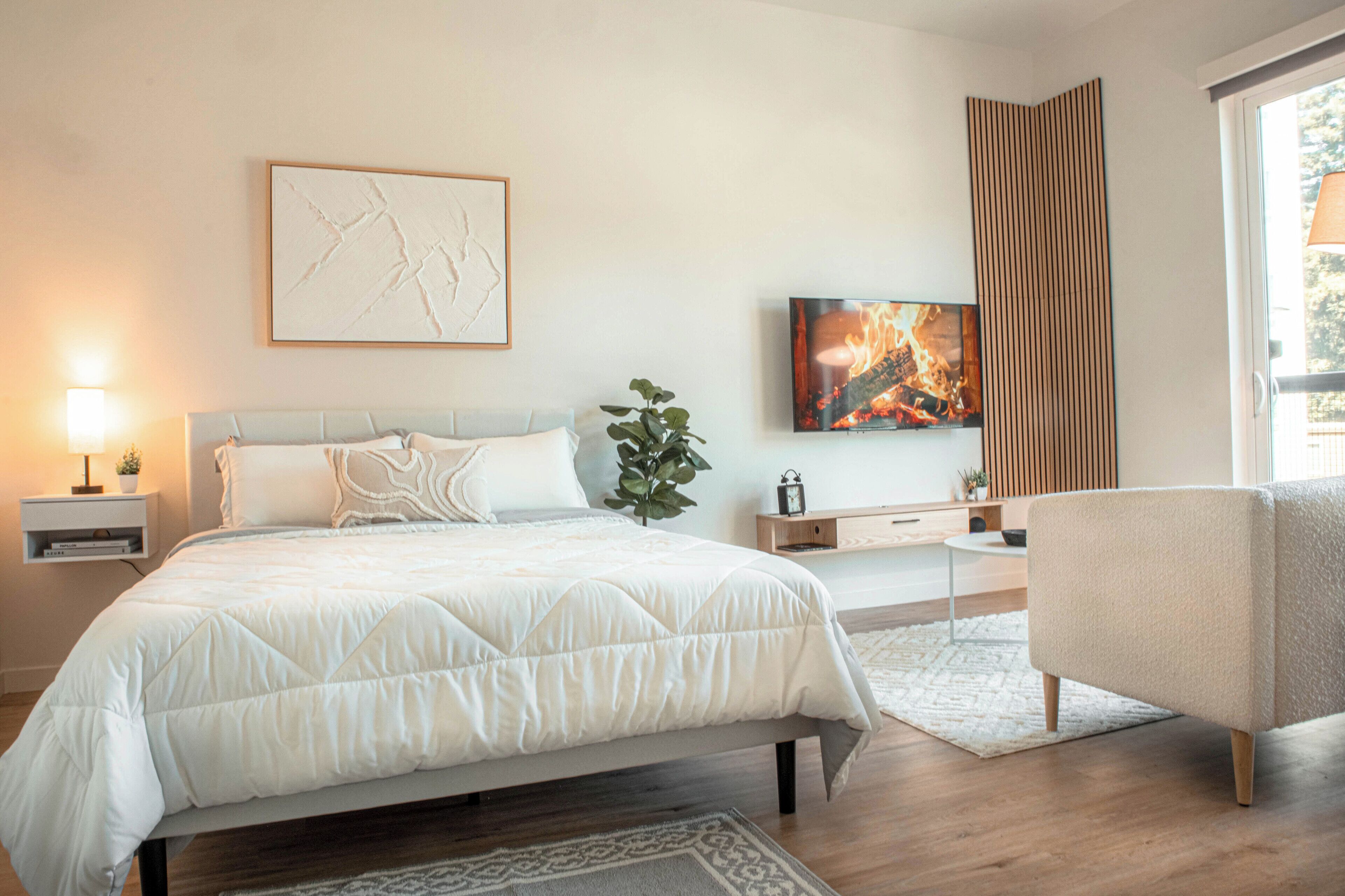 Luxe Loft in Heart of Sacramento w/ City Skyline Views & Lighting Wifi 