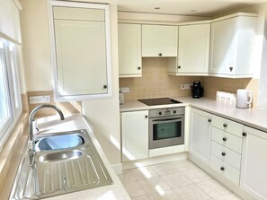 Frigorífico, horno, placa de cocina y lavavajillas