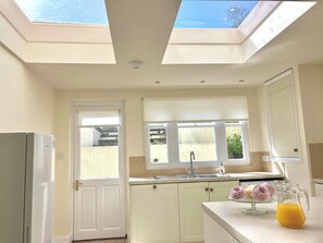 Private kitchen - Sailor Vie, cottage near the beach (Appledore)