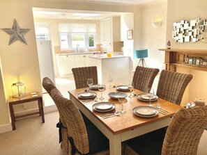 Dining - Sailor Vie, cottage near the beach (Appledore)