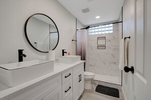 Shower, hair dryer, towels, soap - Vegas BACH PAD, family vacay, Raiders, Golden Knight ~Pool, Many beds~NEAR STRIP (Las Vegas)