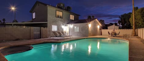 Una piscina al aire libre, una piscina climatizada