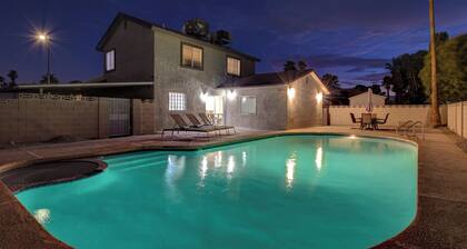 Vegas BACH PAD, family vacay, Raiders, Golden Knight ~Pool, Many beds~NEAR STRIP