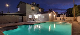 Vegas BACH PAD, family vacay, Raiders, Golden Knight ~Pool, Many beds~NEAR STRIP