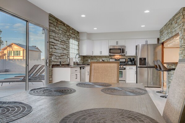 Een koelkast, een microgolfoven, een oven, een kookplaat