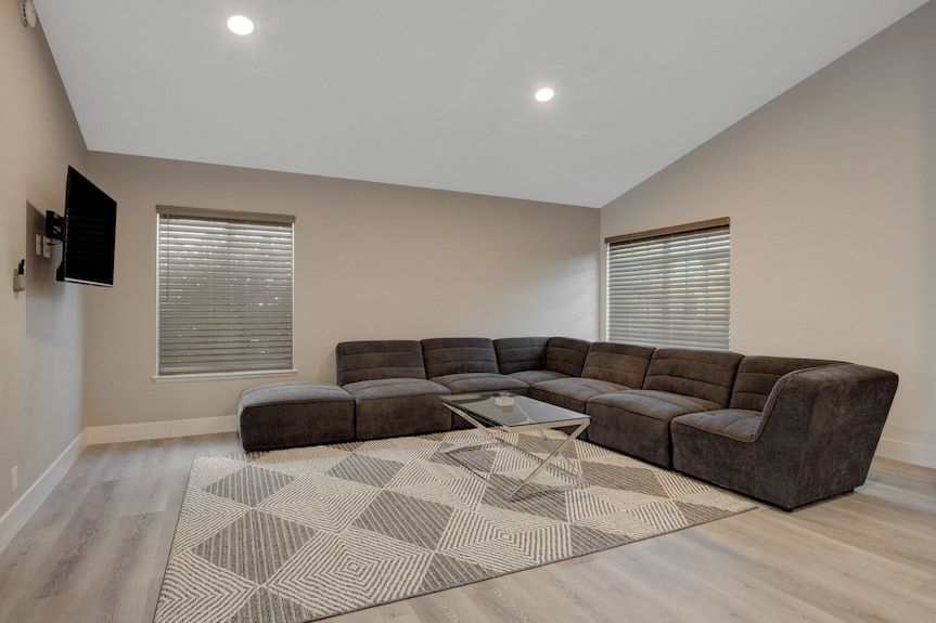 Vegas Bach Pad, Family Vacay, Raiders, Golden Knight ~Pool, Many Beds~near Strip - Las Vegas, NV