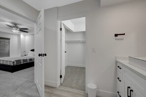 4 bedrooms, desk, iron/ironing board, free WiFi