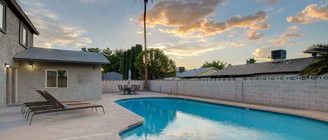 Utomhuspool och uppvärmd pool