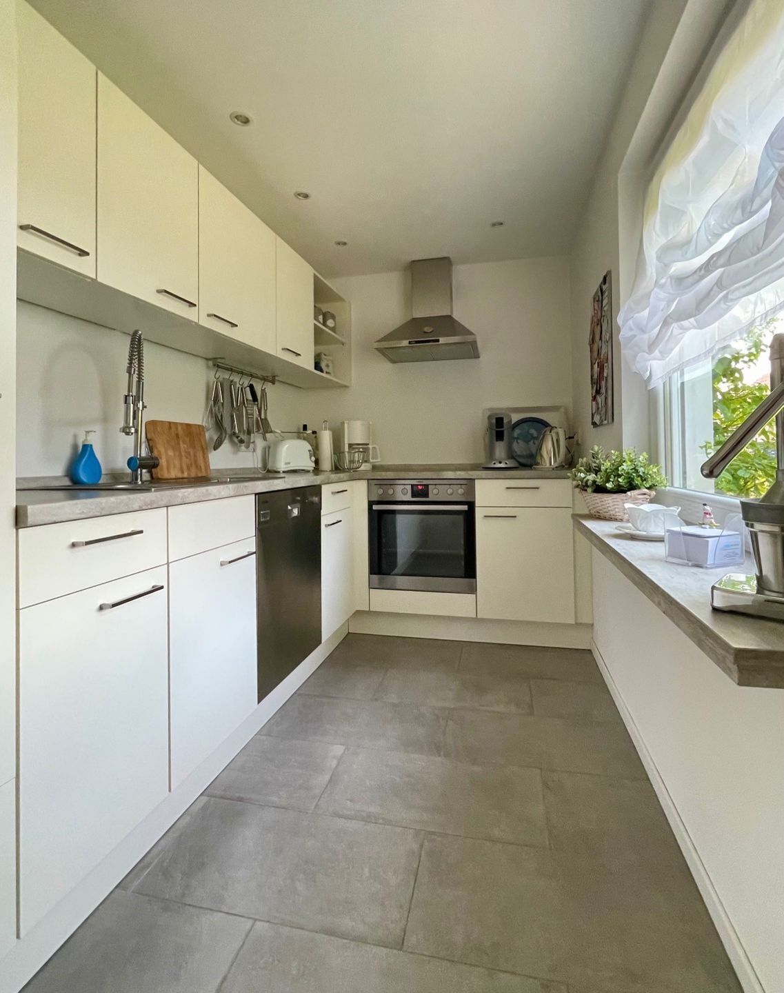 Een koelkast, een oven, een kookplaat, een vaatwasser