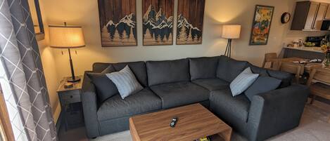 Smart TV, chimenea y estéreo