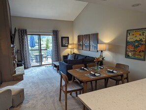 Smart-TV, Kamin, Stereoanlage