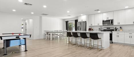 Geladeira, micro-ondas, fogão, cooktop