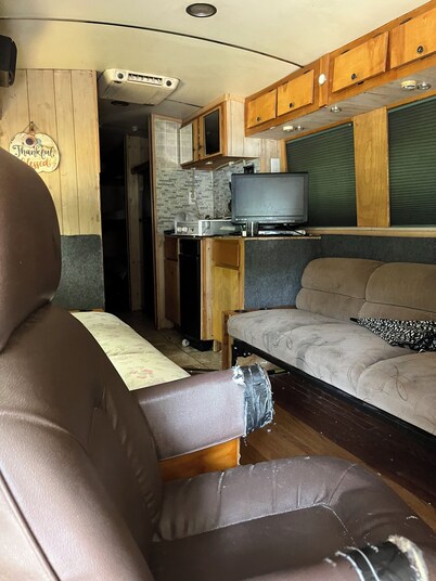 Provost Motorhome
Private 3 acre lot