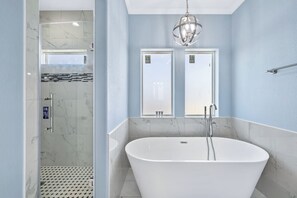 Douche, séchoir à cheveux, serviettes fournies, savon