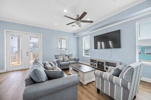 Smart TV - Brand New Beachfront
W/Tesla Charger-Amenities (Surfside Beach)