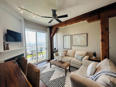 Relax in this beautiful condo on Lake Charlevoix!