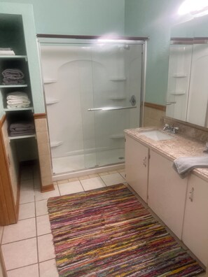 Dusche, umweltfreundliche Kosmetikartikel, Haartrockner, Handtücher