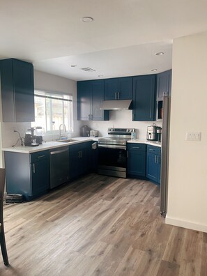 Frigorifero, forno, piano cottura, lavastoviglie