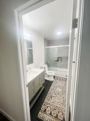 Jetted tub, bidet, towels, soap