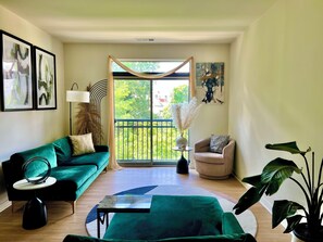 Living area - Luxury Quiet 1BR Tysons Apt Great for Business Travelers (Tysons)