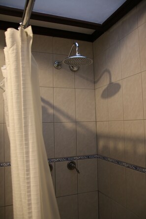 Haartrockner, Handtücher, Seife, Toilettenpapier
