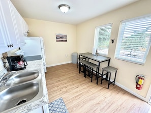 Fridge, microwave, oven, stovetop - Hot Tub Cozy Cottage in Colorado Springs (Colorado Springs)