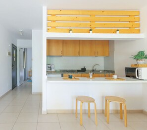 Refrigerador, microondas, cafetera y tetera y tostadora 