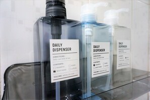 Doccia, asciugamani, sapone, shampoo