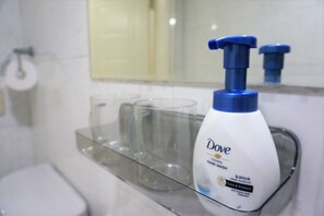 Regadera, toallas, jabón, shampoo 