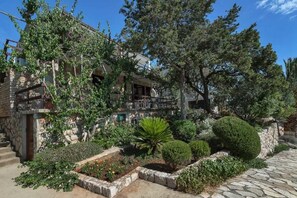 Exterior - Accommodation in Coves Grozdana - 5 m From sea (Jelsa)