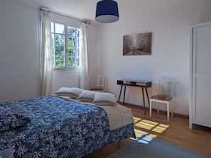 2 bedrooms, iron/ironing board, WiFi