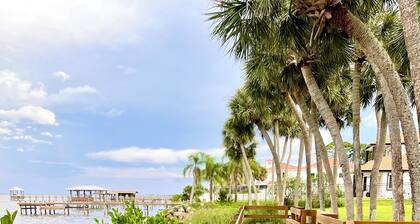 Cozy retreat located minutes from beaches, shops and SpaceX.