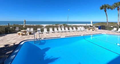 Book your September Getaway! Beautiful Beachfront! 2 King bdrm/2bath/W&D in unit