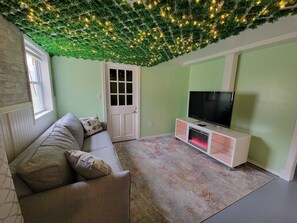 Smart TV, fireplace - Walking distance to Acadia National Park.Great location! private! Beautiful yard (Winter Harbor)