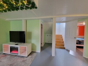 Interior - Walking distance to Acadia National Park.Great location! private! Beautiful yard (Winter Harbor)