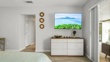 3 Schlafzimmer, Schreibtisch, Bügeleisen/Bügelbrett, Reisekinderbett