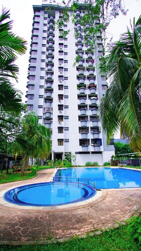 Cozy Family-sized Condo With Pool