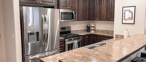 Køleskab, mikrobølgeovn, ovn, kogeplade