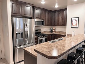 Kühlschrank, Mikrowelle, Ofen, Herdplatte