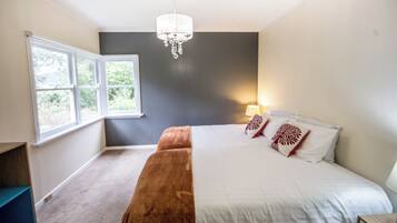 3 makuuhuonetta, työpöytä, silitysrauta/-lauta, vauvan matkasänky